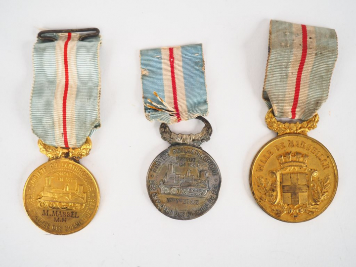 Lot de trois décorations avec attribution nominative émises par la vil