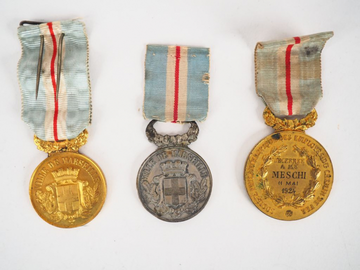 Lot de trois décorations avec attribution nominative émises par la vil