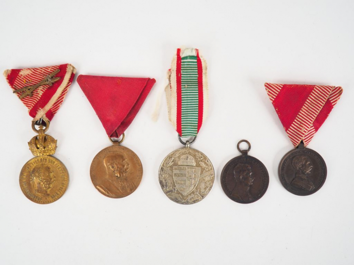 Lot de 5 décorations autrichiennes dont médaille de la bravoure du règ