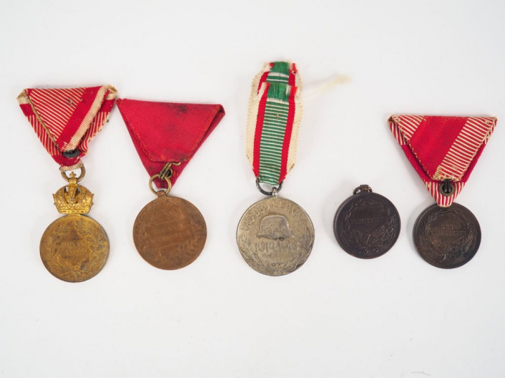 Lot de 5 décorations autrichiennes dont médaille de la bravoure du règ