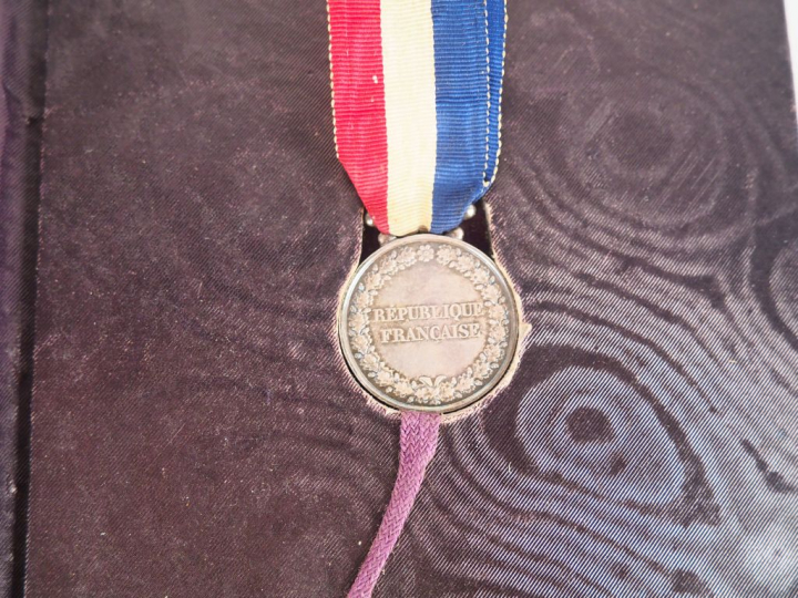 Exceptionnel ensemble de récompense et de gratifications relative à la