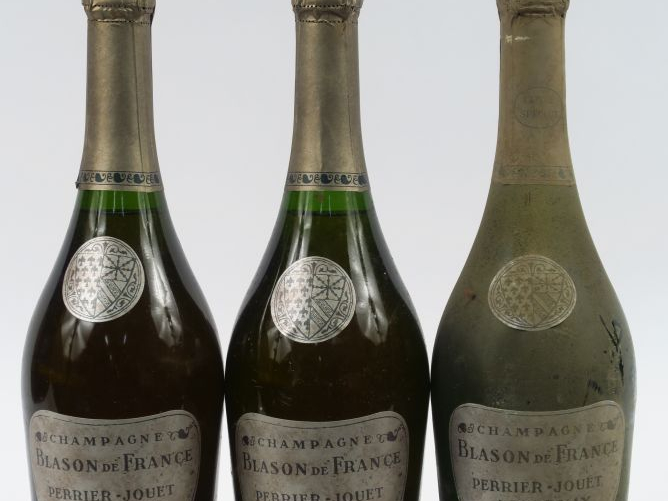 3 BOUTEILLES CHAMPAGNE PERRIER JOUET 'BLASON DE France' - 1976 - 1 à 0