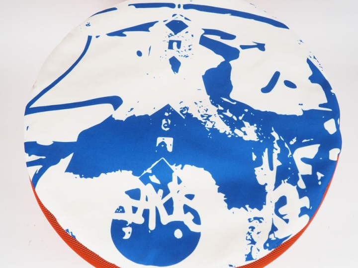 Karina SHMATOVA "Pouf". Monogrammé au dos et daté. Dim. 40 x 65 cm.