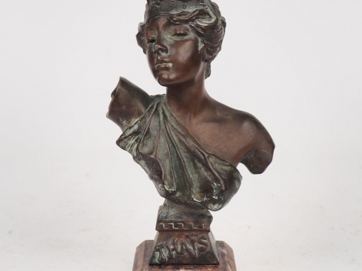 Emmanuel VILLANIS. "Thaïs". Sujet en bronze à double patine, sur un so
