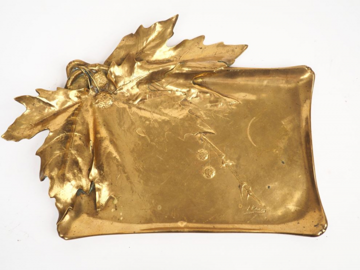 Léon KANN. Plateau Art Nouveau en bronze à décor en relief de chataign