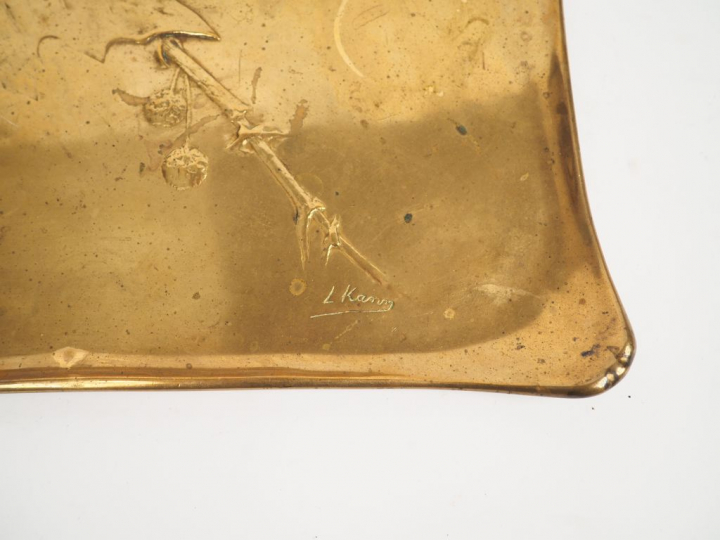 Léon KANN. Plateau Art Nouveau en bronze à décor en relief de chataign