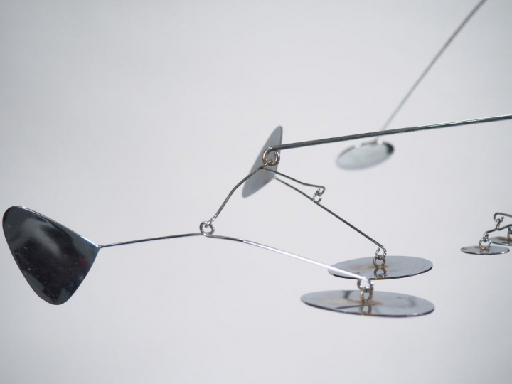 François COLETTE. Mobile en métal chromé. Monogrammé FC et daté 71. Di