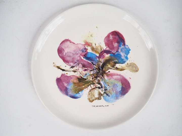 ZAO WOU-KI pour BSN. Assiette "Orchidée" en porcelaine à décor imprimé
