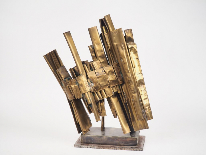 Ecole française Xxème. "Construction géométrique". Sculpture en laiton