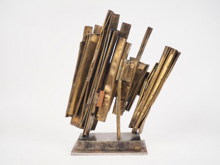 Ecole française Xxème. "Construction géométrique". Sculpture en laiton