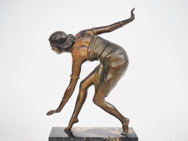 F. LEMOYNE. "Danseuse orientale". Sculpture en bronze polychrome sur u