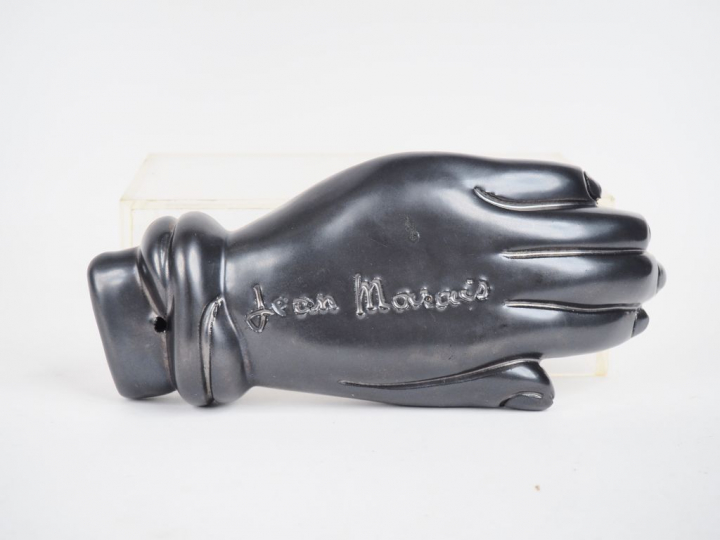 Jean MARAIS. "Main". Sujet en céramique noire. Signée. Dim. 5 x 21 cm.