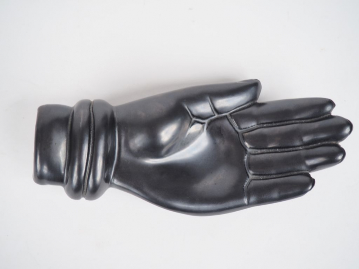 Jean MARAIS. "Main". Sujet en céramique noire. Signée. Dim. 5 x 21 cm.