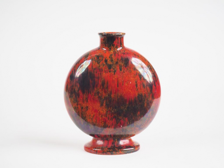 Paul MILLET à Sèvres. Vase ovale en faïence mouchetée rouge noir, oran