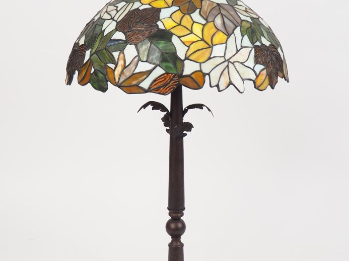 Lampe dans le goût de TIFFANY en métal et verre polychrome. H. 65 cm.