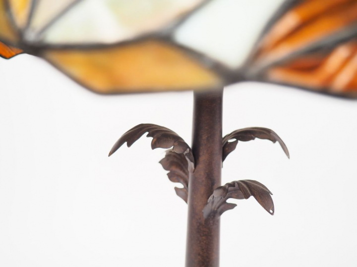 Lampe dans le goût de TIFFANY en métal et verre polychrome. H. 65 cm.