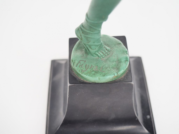 FAYRAL.  "Danseuse Art Déco". Sculpture en régule patiné vert et noir.
