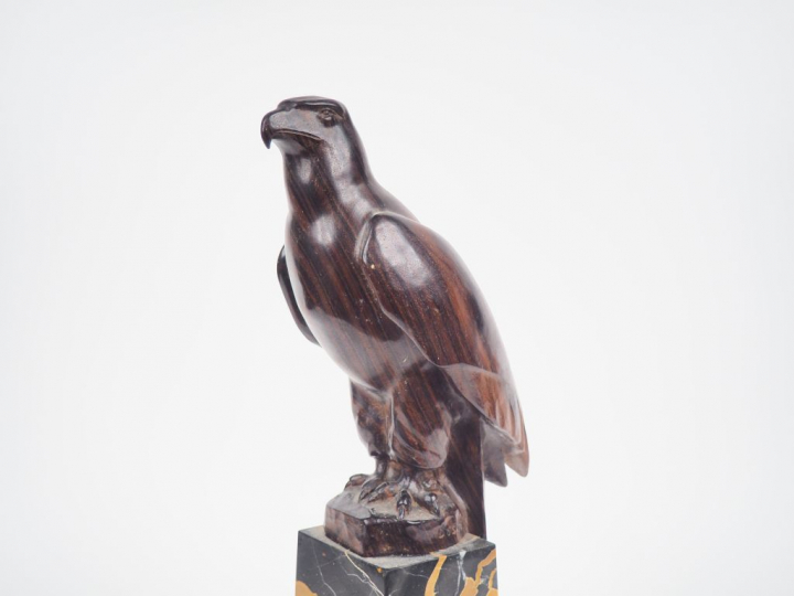 SOSSON. "Faucon perché". Sculpture en ébène de macassar, socle en marb