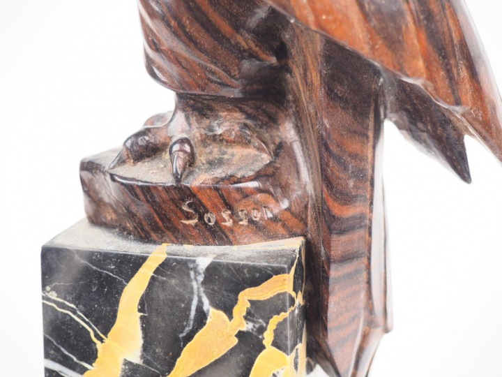 SOSSON. "Faucon perché". Sculpture en ébène de macassar, socle en marb