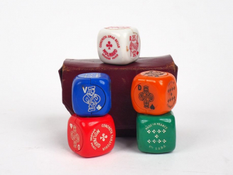 Vente aux enchères MOLINARD.  Suite de 6 dés parfumés dans leur étui en cuir, signé. Dim.