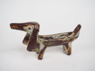 Vente aux enchères Olivier PETTIT. Vide-poche en céramique "teckel" . Monogrammé. Dim. 11