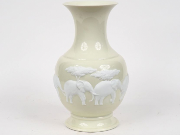 RAYNAUD.  Vase "Eléphants" en porcelaine et biscuit de Limoges. Signé.