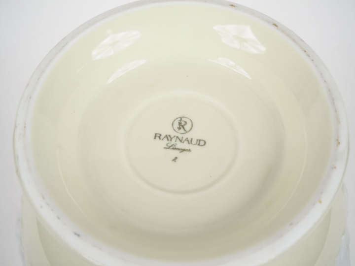 RAYNAUD.  Vase "Eléphants" en porcelaine et biscuit de Limoges. Signé.