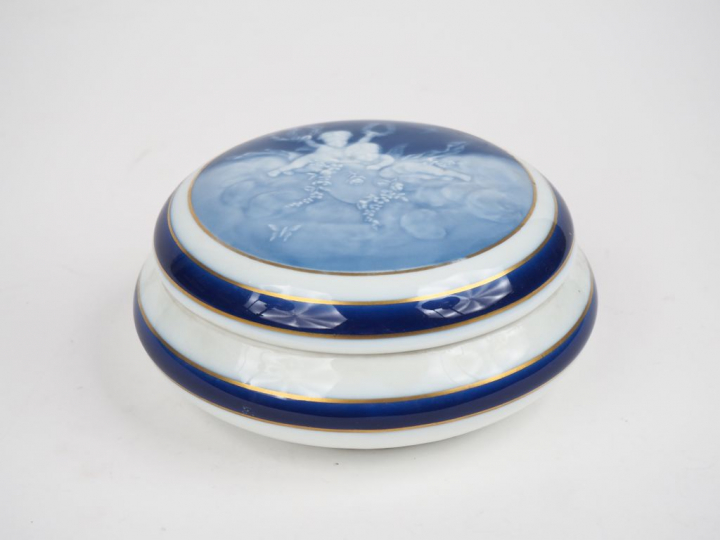 THARAUD à Limoges. Bonbonnière en porcelaine à décor bleu et doré d'an