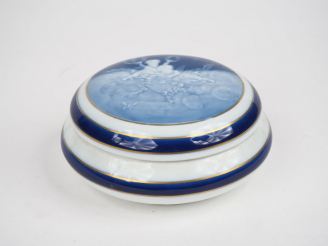 Vente aux enchères THARAUD à Limoges. Bonbonnière en porcelaine à décor bleu et doré d'an