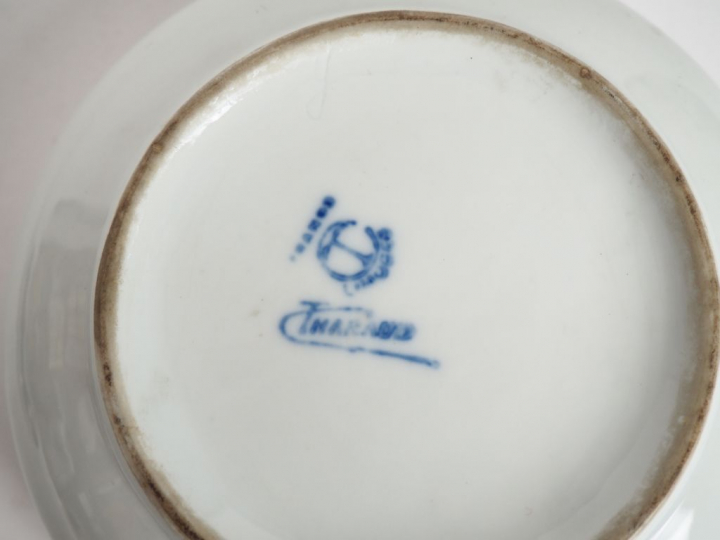 THARAUD à Limoges. Bonbonnière en porcelaine à décor bleu et doré d'an