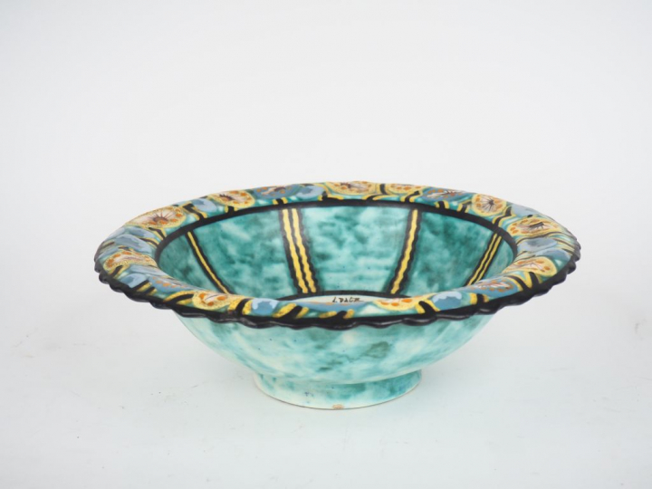 Louis DAGE. Coupe de style Art Déco sur talon en céramique polychrome 