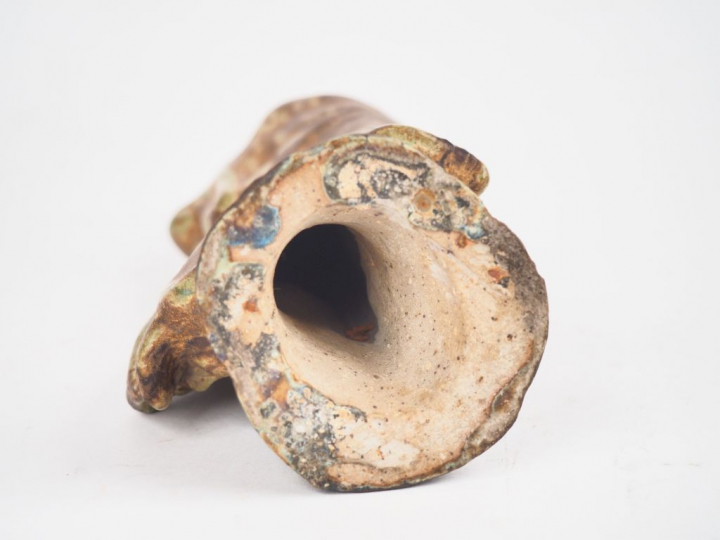 Sujet 1900 en grès, "Tanagra". Signée. H. 19,5 cm.