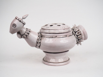 Vente aux enchères Ecole française XXème. Brûle-parfum figurant un coq. Dim. 28,5 x 45 x 