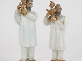 Vente aux enchères Paire de sujets en verre filé et soufflé polychrome "les pédiatres". H