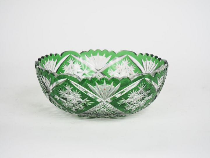 Compotier en cristal taillé bicolore à décor de fleurs. Dim. 8 x 23 cm