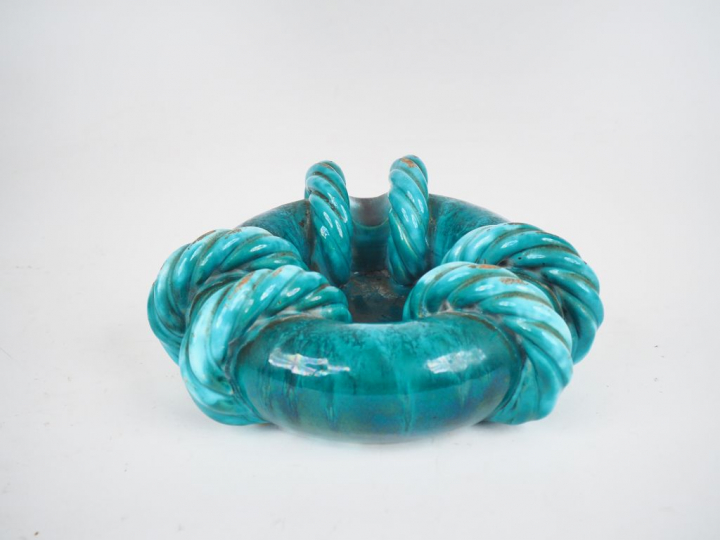 Louis GIRAUD à Vallauris. Cendrier en céramique verte à décor de corda