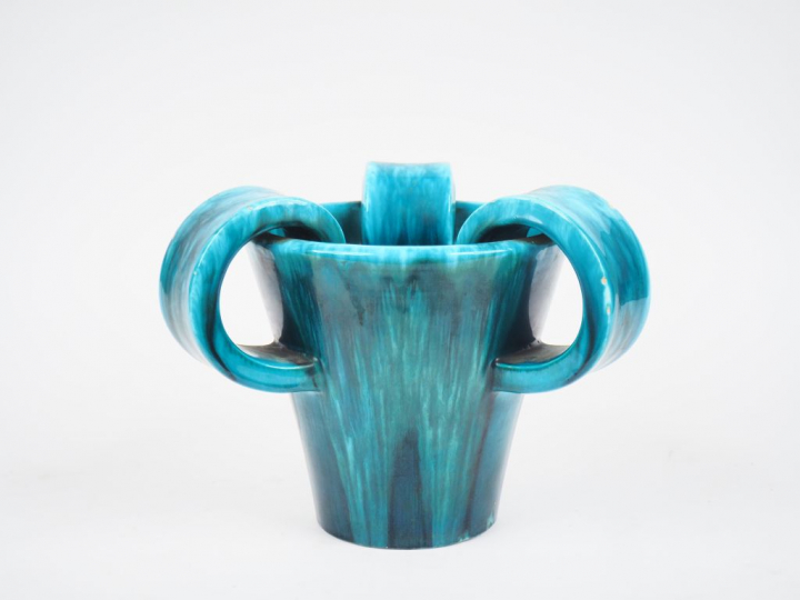 Louis GIRAUD à Vallauris. Vase à anses en céramique verte. H. 21 cm. (