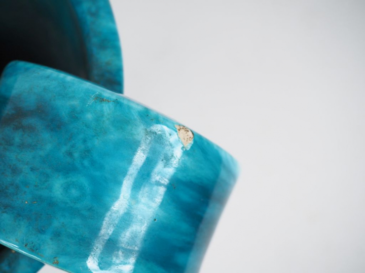 Louis GIRAUD à Vallauris. Vase à anses en céramique verte. H. 21 cm. (