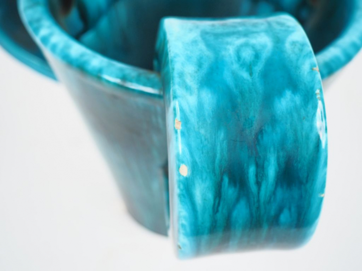 Louis GIRAUD à Vallauris. Vase à anses en céramique verte. H. 21 cm. (