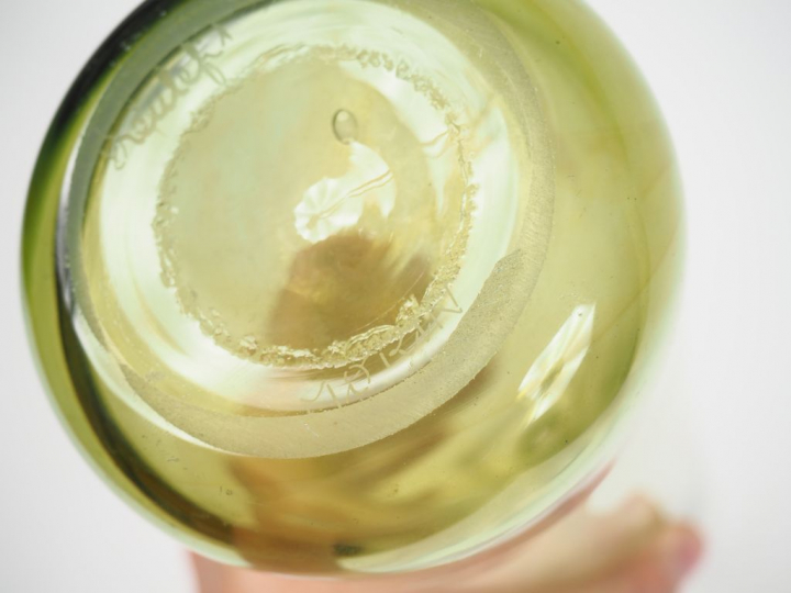 Claude MORIN à Dieulefit. Vase "bouteille folle" en verre soufflé vert