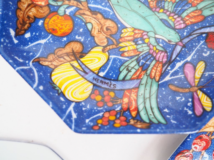 HERMES. 8 assiettes et un ramequin en porcelaine de Limoges modèle "ma