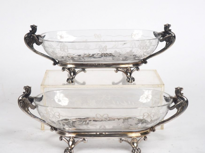 Th. HENRY. Paire de ramequins en verre gravé et métal argenté, prises 