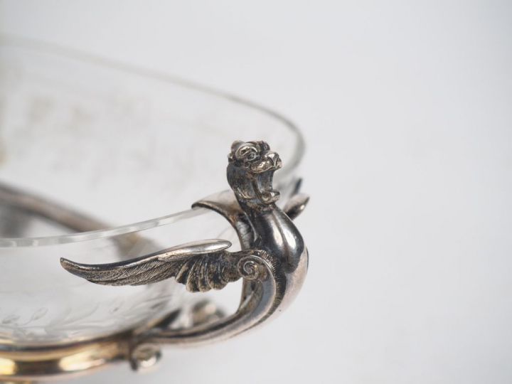 Th. HENRY. Paire de ramequins en verre gravé et métal argenté, prises 