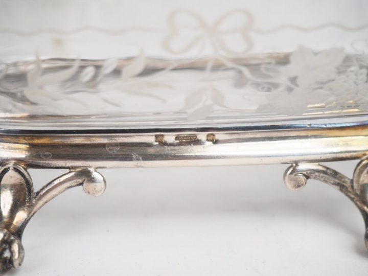 Th. HENRY. Paire de ramequins en verre gravé et métal argenté, prises 