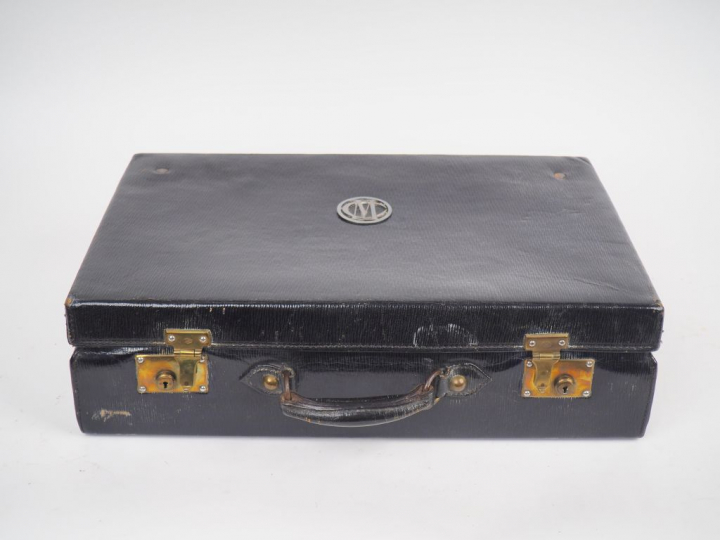 Mallette de voyage en cuir, monogrammée, contenant un nécessaire de to