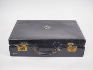 Vente aux enchères Mallette de voyage en cuir, monogrammée, contenant un nécessaire de to