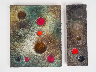 Vente aux enchères M. DUCOS. Deux différentes plaques en terre cuite émaillée polychrome,