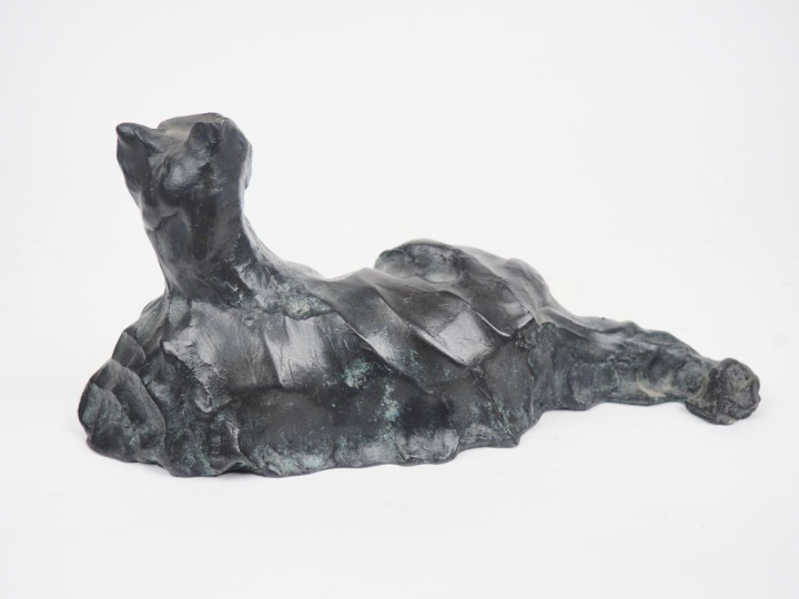 Henri ALBY. "Félin couché". Sujet en bronze à patine noire. Signé. Dim
