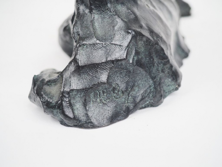 Henri ALBY. "Félin couché". Sujet en bronze à patine noire. Signé. Dim