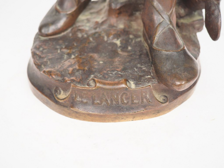 Eugène MARIOTON. "Le lancer". Sculpture en bronze à patine brune et mé